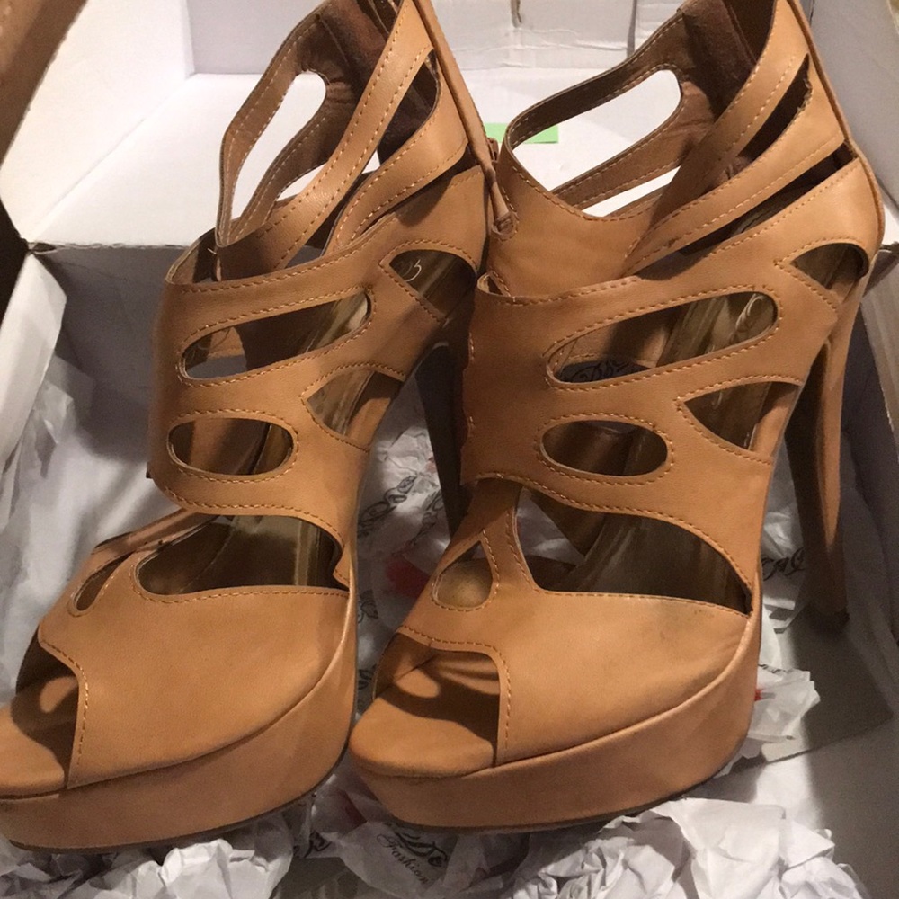 Barely worn camel colored heel